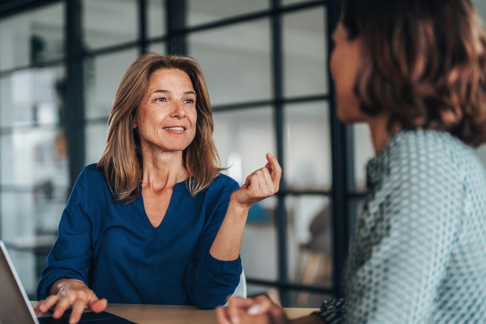 Redovisningskonsult går igenom bokslut med kund